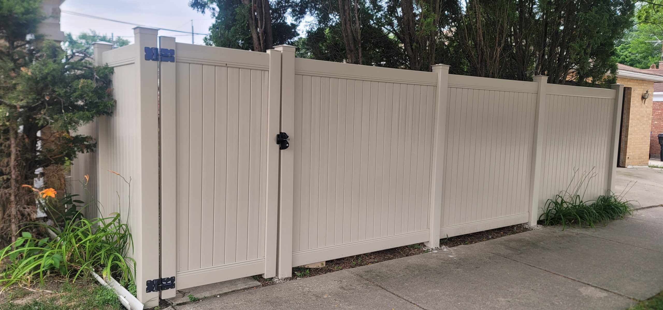 How To Choose Your Vinyl Fencing Color