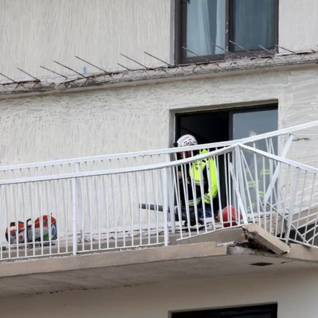 Accidents That Can Occur If Your Balcony Is Not Manufactured By Professionals bad balcony manufactured
