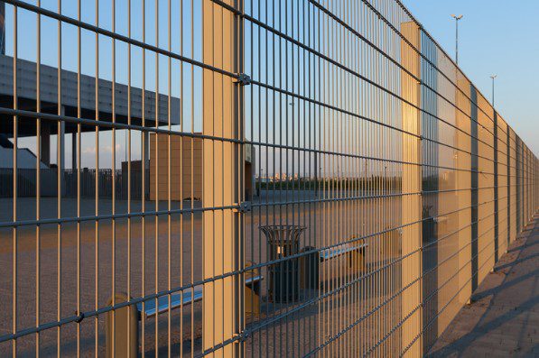 best fences for windy areas