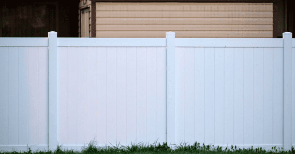 advantages of vinyl fencing