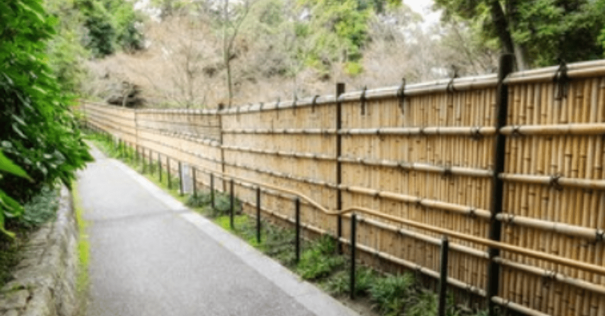 enhancing hospitality with charming wood fences