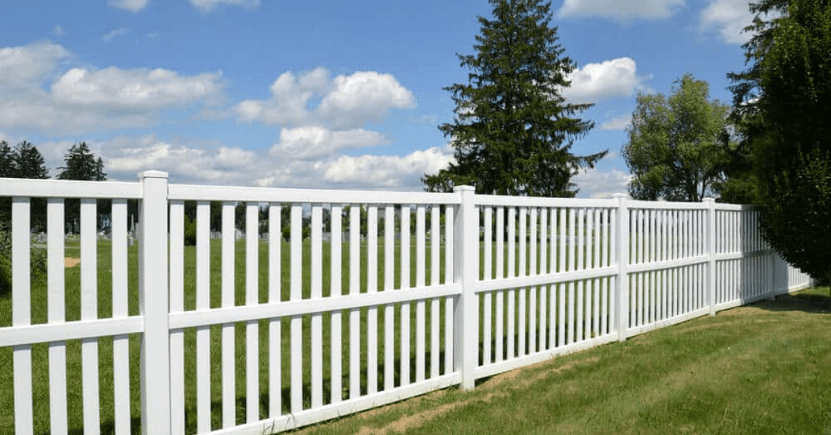 keeping your vinyl fence clean and well maintained